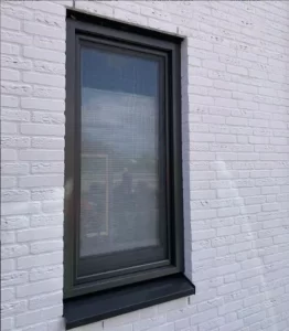Klemhor in houten kozijn draaikiepraam